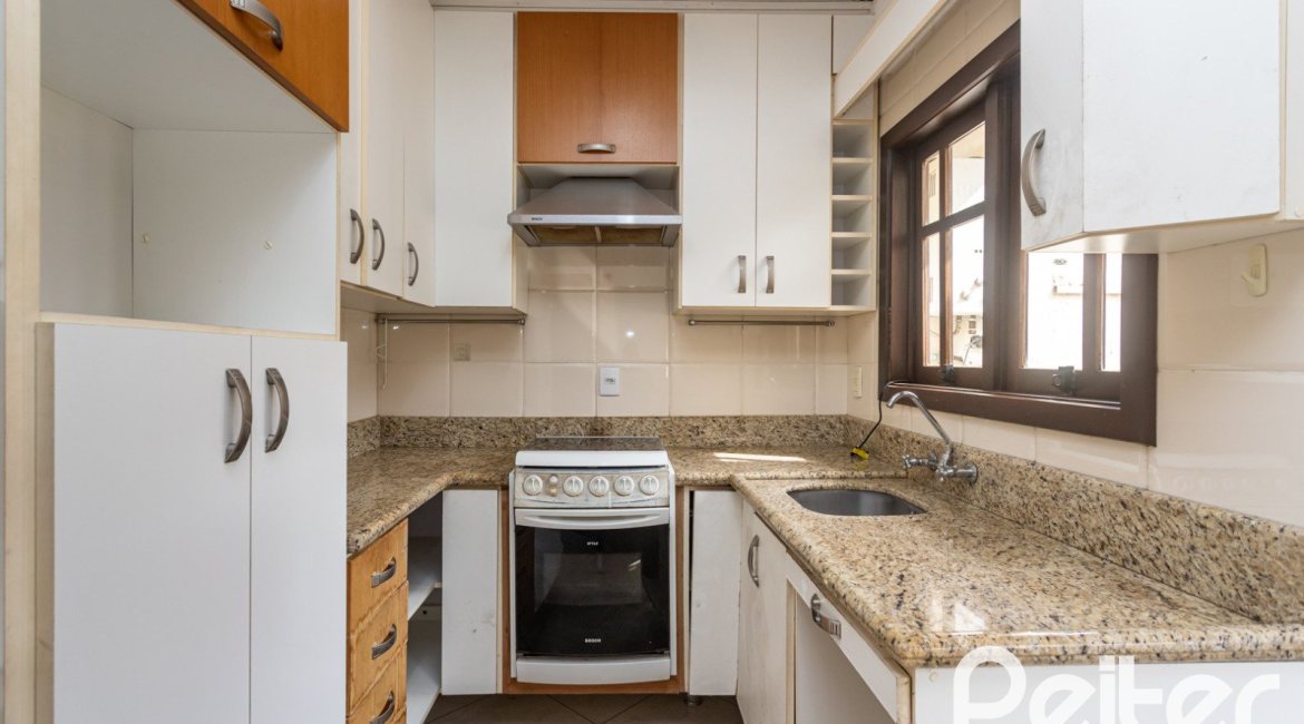 Casa em Condomínio à venda com 179m², 3 dormitórios, 1 suíte, 2 vagas, no bairro Tristeza em Porto Alegre