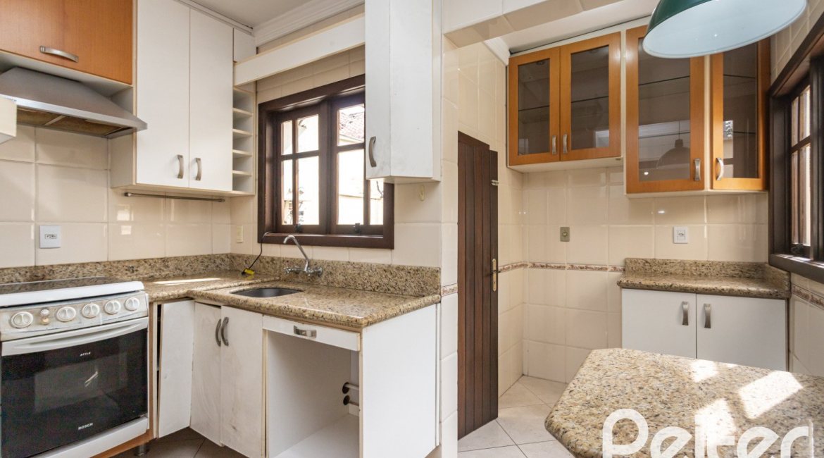 Casa em Condomínio à venda com 179m², 3 dormitórios, 1 suíte, 2 vagas, no bairro Tristeza em Porto Alegre