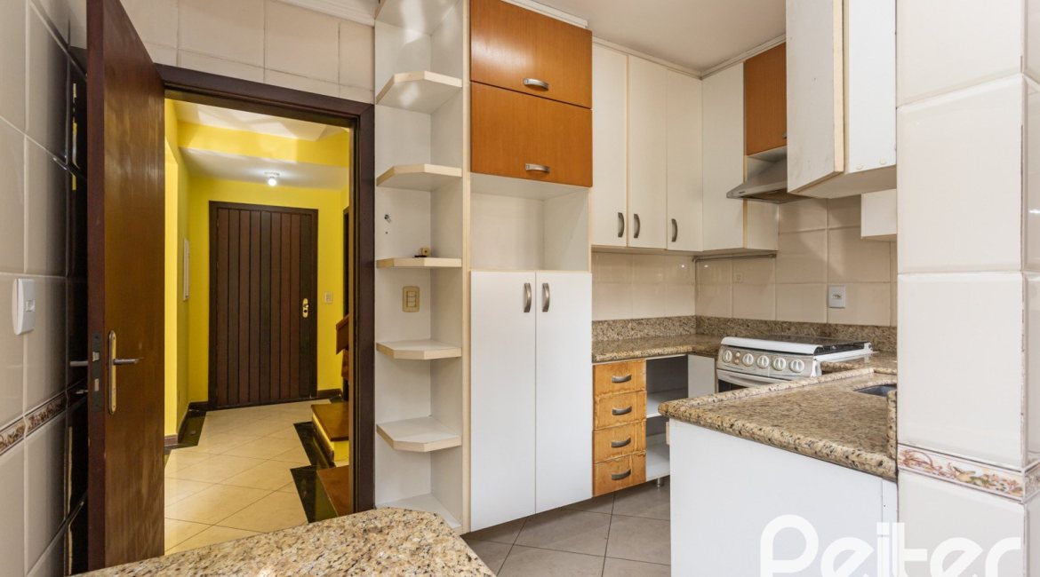 Casa em Condomínio à venda com 179m², 3 dormitórios, 1 suíte, 2 vagas, no bairro Tristeza em Porto Alegre