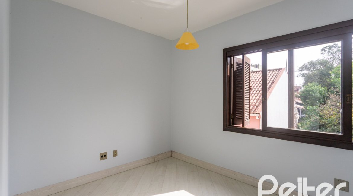 Casa em Condomínio à venda com 179m², 3 dormitórios, 1 suíte, 2 vagas, no bairro Tristeza em Porto Alegre