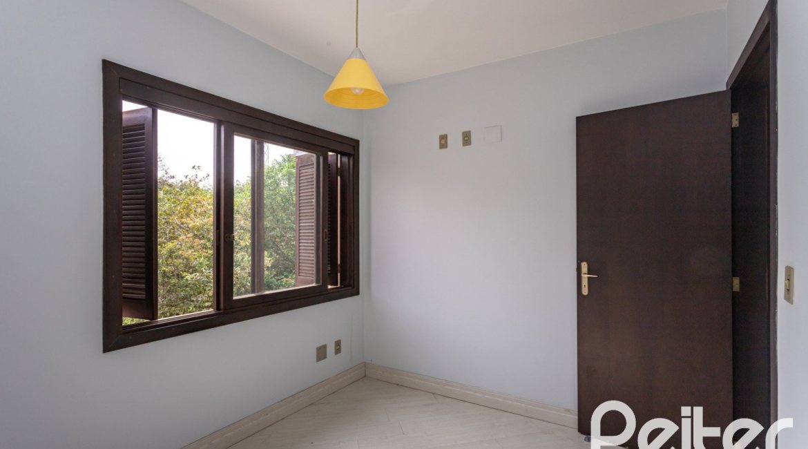 Casa em Condomínio à venda com 179m², 3 dormitórios, 1 suíte, 2 vagas, no bairro Tristeza em Porto Alegre