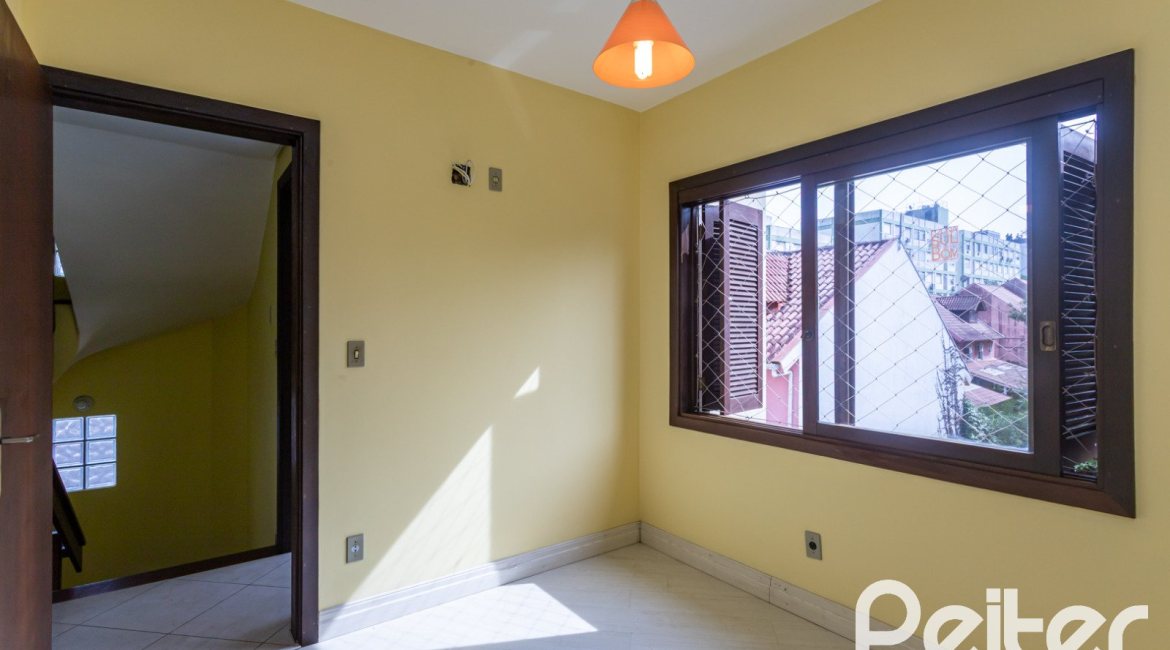 Casa em Condomínio à venda com 179m², 3 dormitórios, 1 suíte, 2 vagas, no bairro Tristeza em Porto Alegre
