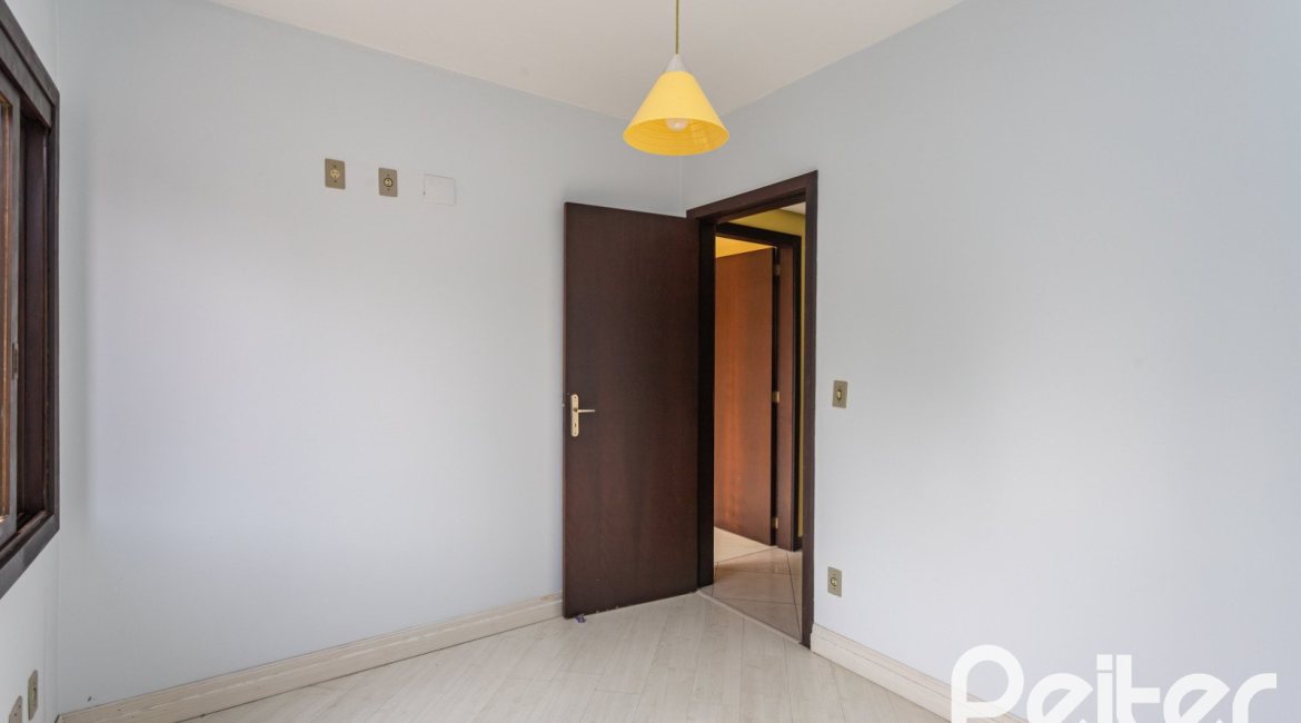 Casa em Condomínio à venda com 179m², 3 dormitórios, 1 suíte, 2 vagas, no bairro Tristeza em Porto Alegre