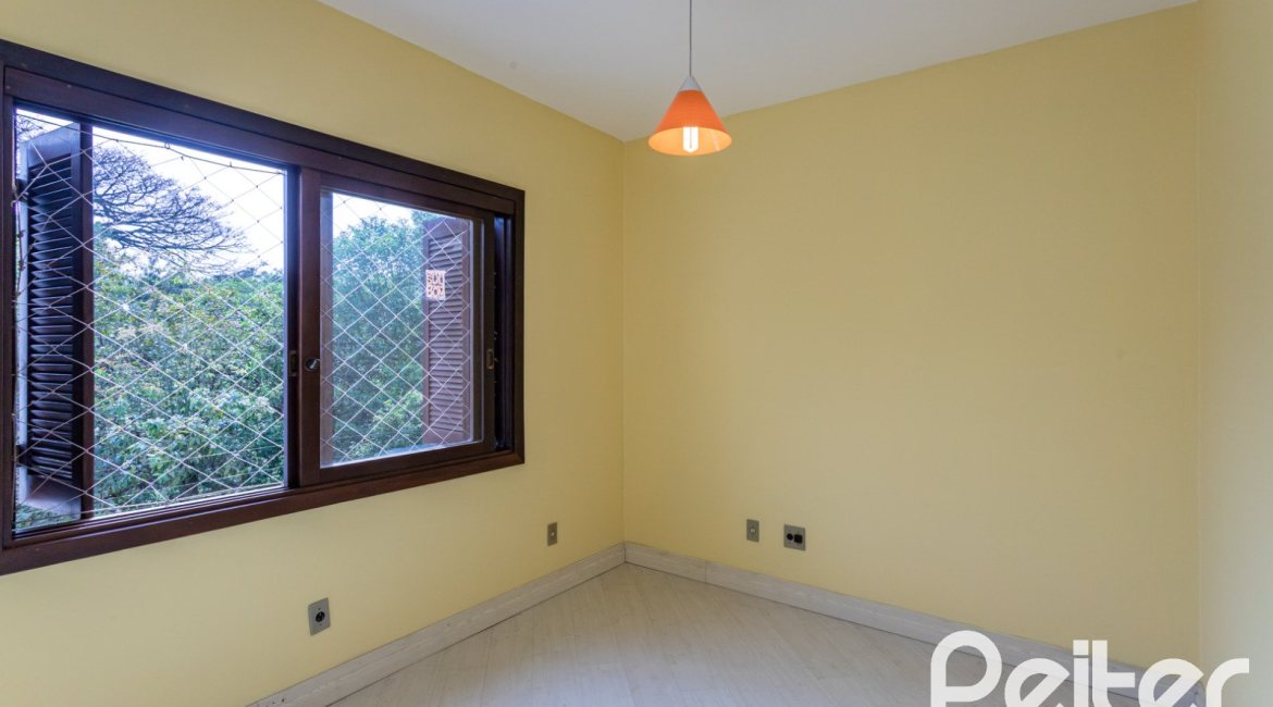 Casa em Condomínio à venda com 179m², 3 dormitórios, 1 suíte, 2 vagas, no bairro Tristeza em Porto Alegre