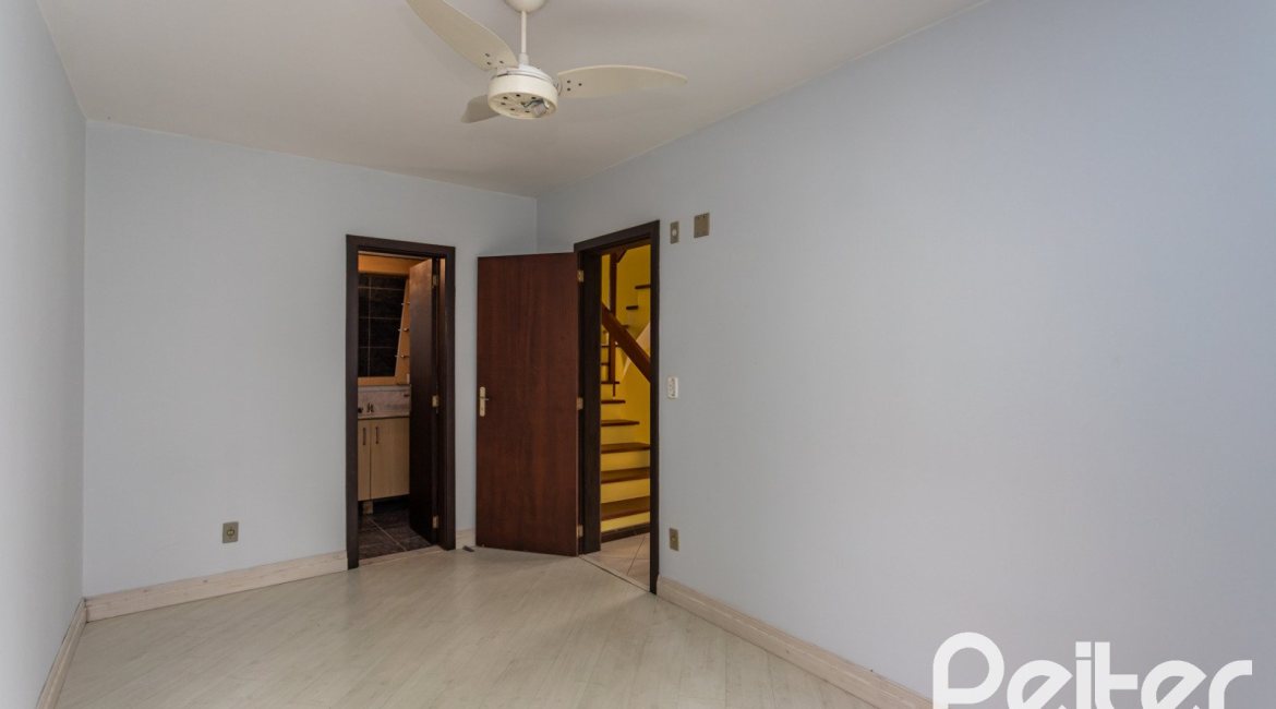 Casa em Condomínio à venda com 179m², 3 dormitórios, 1 suíte, 2 vagas, no bairro Tristeza em Porto Alegre