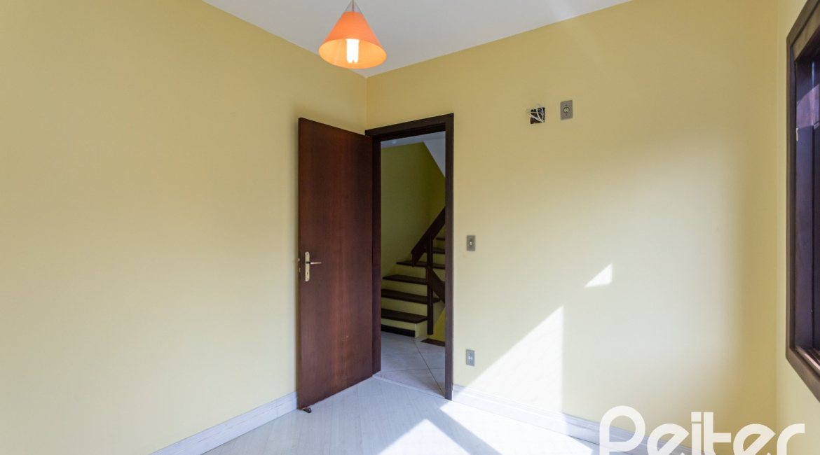 Casa em Condomínio à venda com 179m², 3 dormitórios, 1 suíte, 2 vagas, no bairro Tristeza em Porto Alegre