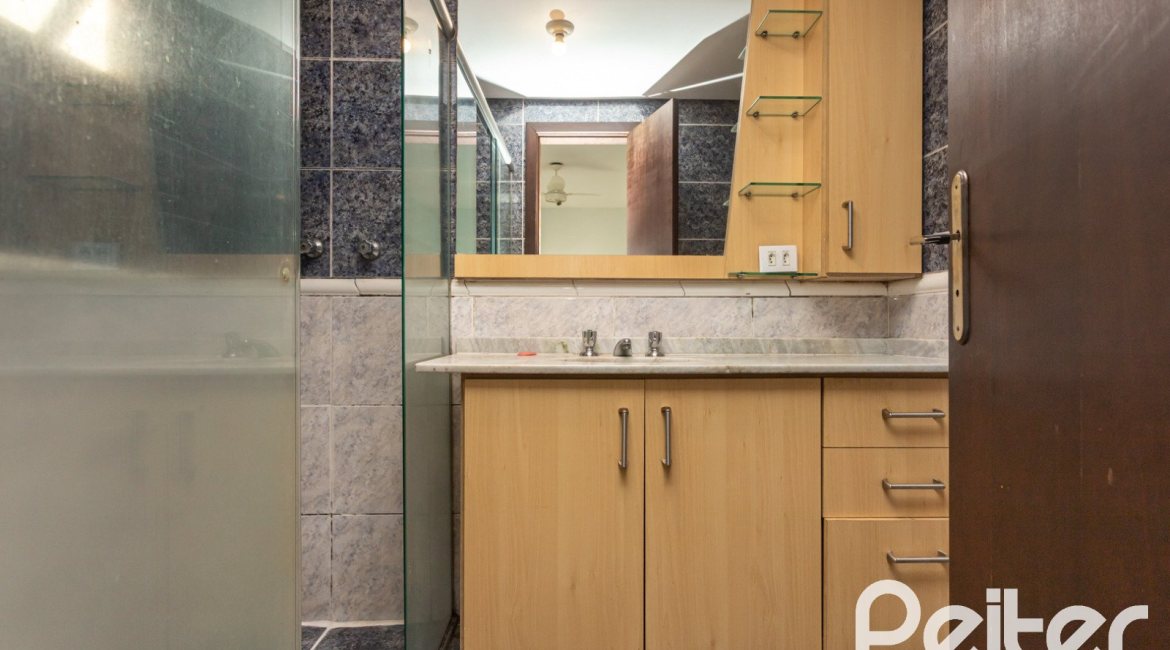 Casa em Condomínio à venda com 179m², 3 dormitórios, 1 suíte, 2 vagas, no bairro Tristeza em Porto Alegre