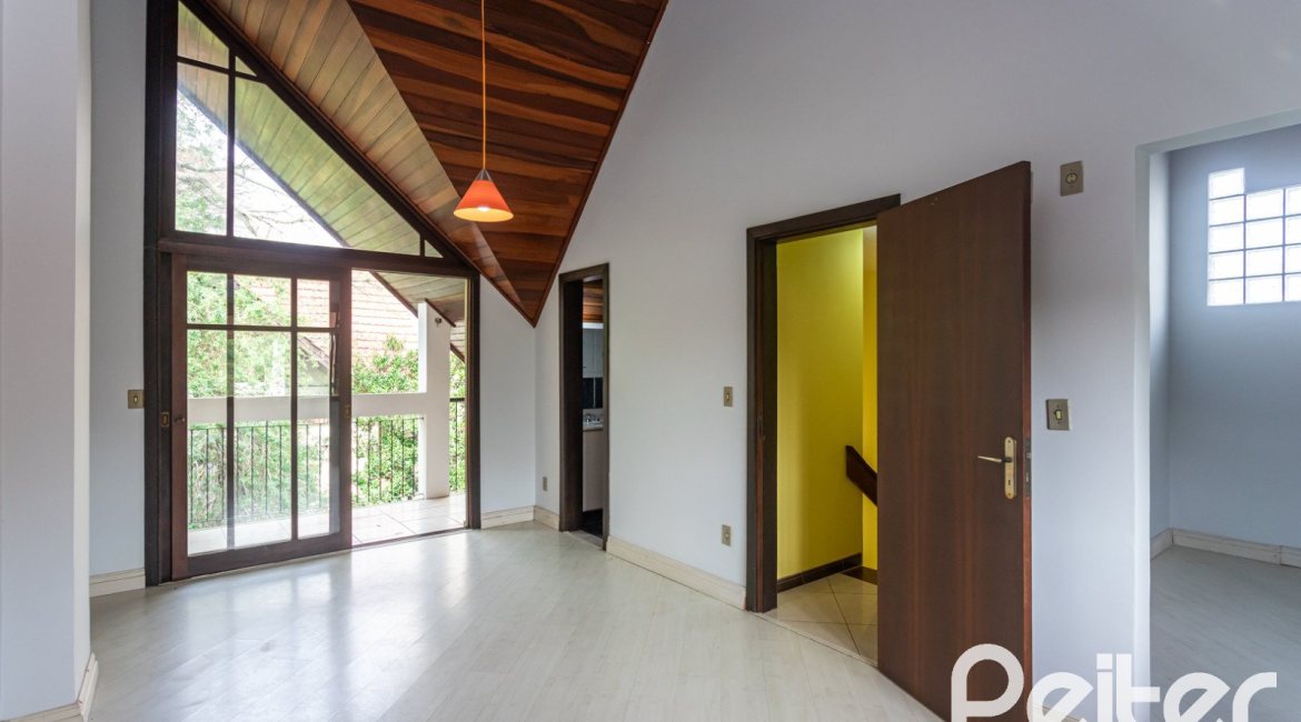 Casa em Condomínio à venda com 179m², 3 dormitórios, 1 suíte, 2 vagas, no bairro Tristeza em Porto Alegre