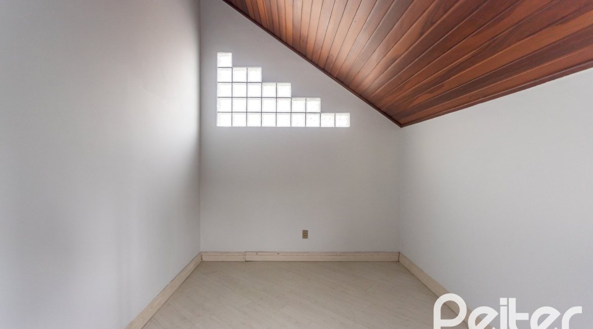 Casa em Condomínio à venda com 179m², 3 dormitórios, 1 suíte, 2 vagas, no bairro Tristeza em Porto Alegre