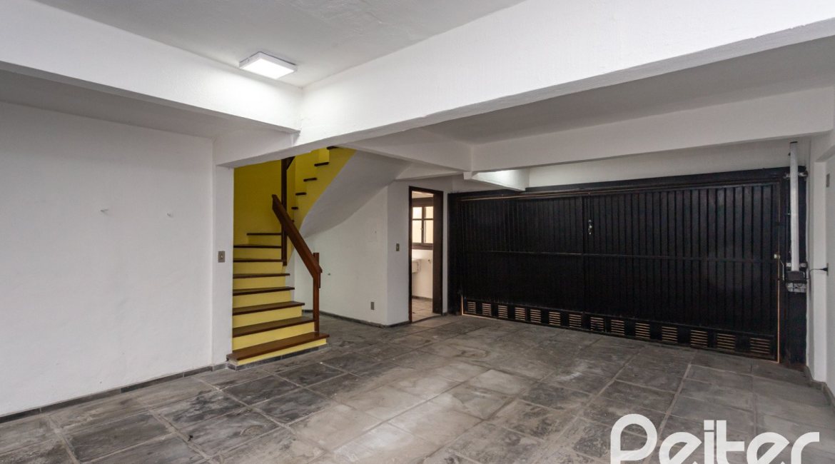 Casa em Condomínio à venda com 179m², 3 dormitórios, 1 suíte, 2 vagas, no bairro Tristeza em Porto Alegre