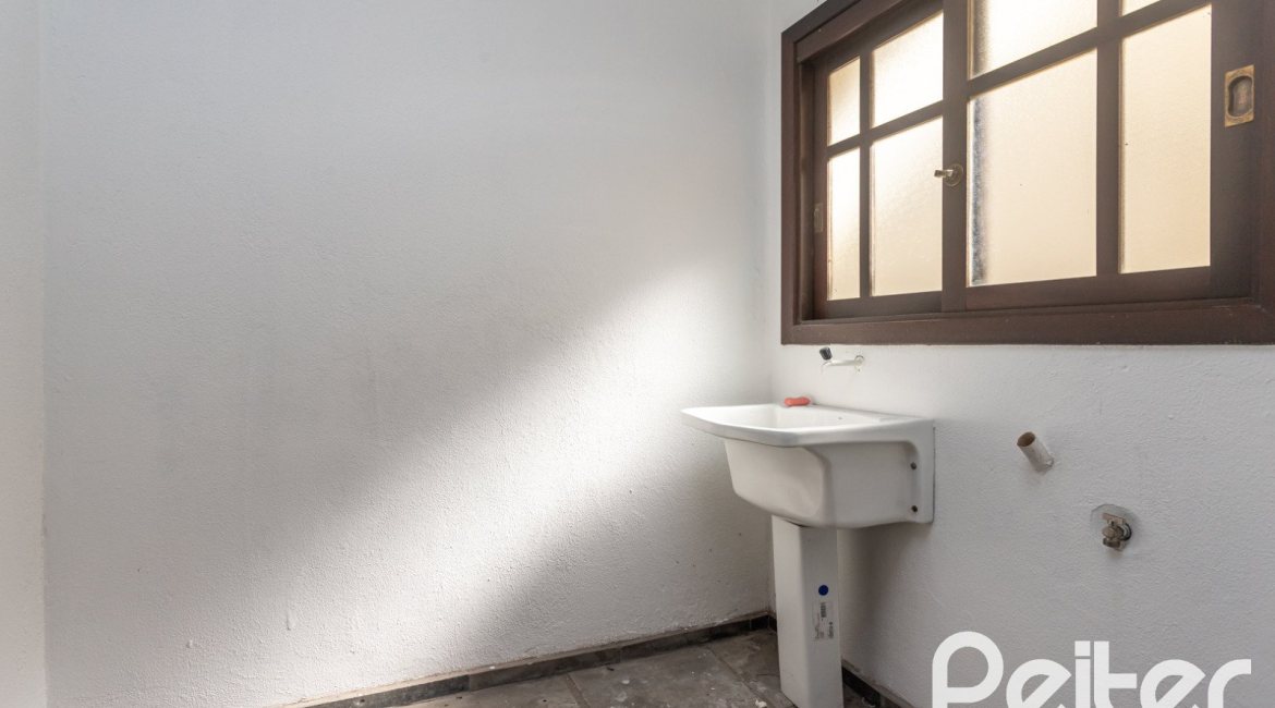 Casa em Condomínio à venda com 179m², 3 dormitórios, 1 suíte, 2 vagas, no bairro Tristeza em Porto Alegre