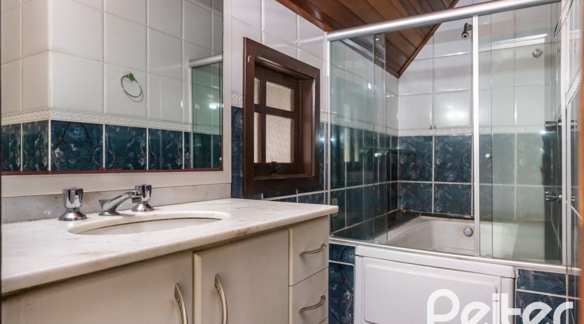 Casa em Condomínio à venda com 179m², 3 dormitórios, 1 suíte, 2 vagas, no bairro Tristeza em Porto Alegre