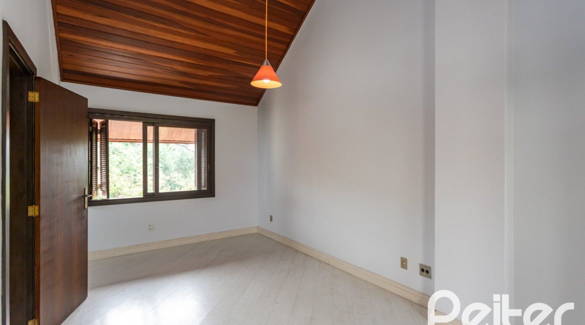 Casa em Condomínio à venda com 179m², 3 dormitórios, 1 suíte, 2 vagas, no bairro Tristeza em Porto Alegre