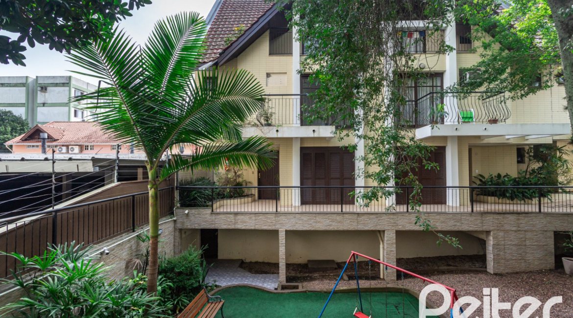 Casa em Condomínio à venda com 179m², 3 dormitórios, 1 suíte, 2 vagas, no bairro Tristeza em Porto Alegre