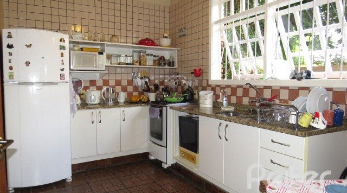 Casa em Condomínio à venda com 198m², 3 dormitórios, 1 suíte, 2 vagas, no bairro Tristeza em Porto Alegre