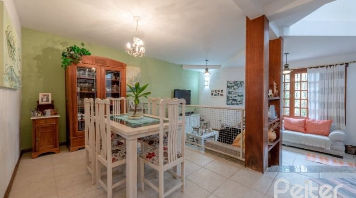 Casa à venda com 240m², 3 dormitórios, 2 suítes, 4 vagas, no bairro Guarujá em Porto Alegre