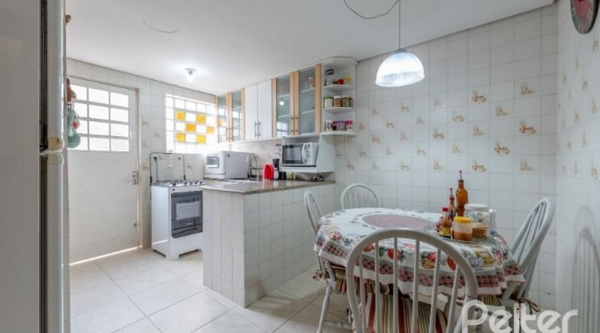 Casa à venda com 240m², 3 dormitórios, 2 suítes, 4 vagas, no bairro Guarujá em Porto Alegre