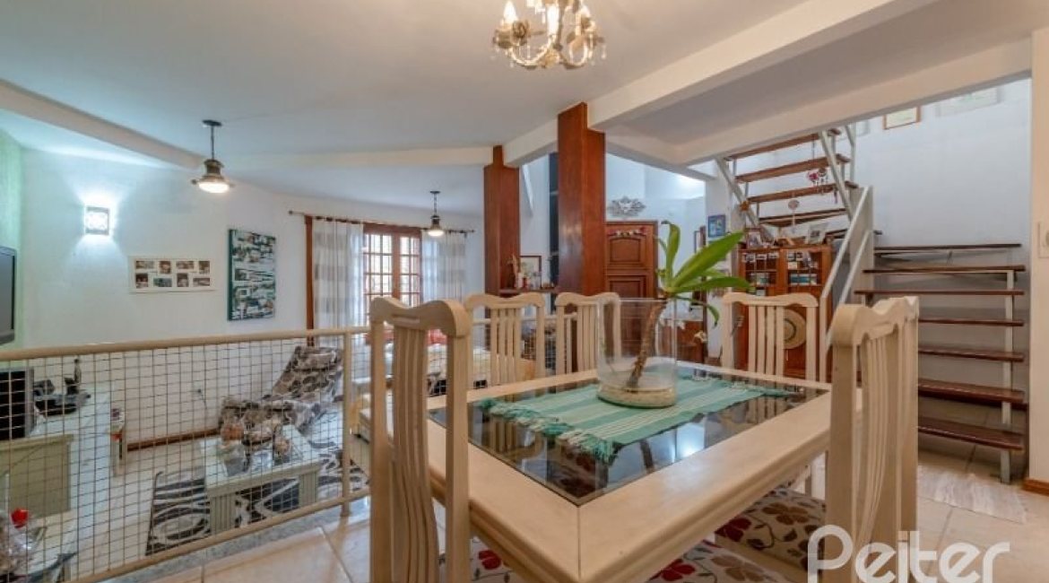 Casa à venda com 240m², 3 dormitórios, 2 suítes, 4 vagas, no bairro Guarujá em Porto Alegre