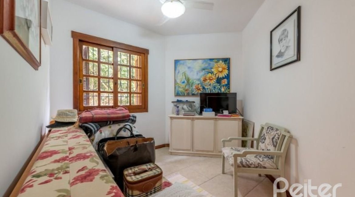 Casa à venda com 240m², 3 dormitórios, 2 suítes, 4 vagas, no bairro Guarujá em Porto Alegre