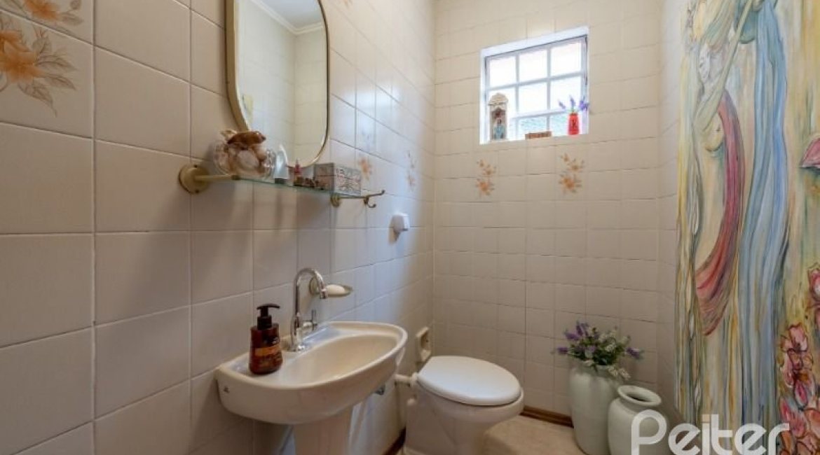 Casa à venda com 240m², 3 dormitórios, 2 suítes, 4 vagas, no bairro Guarujá em Porto Alegre