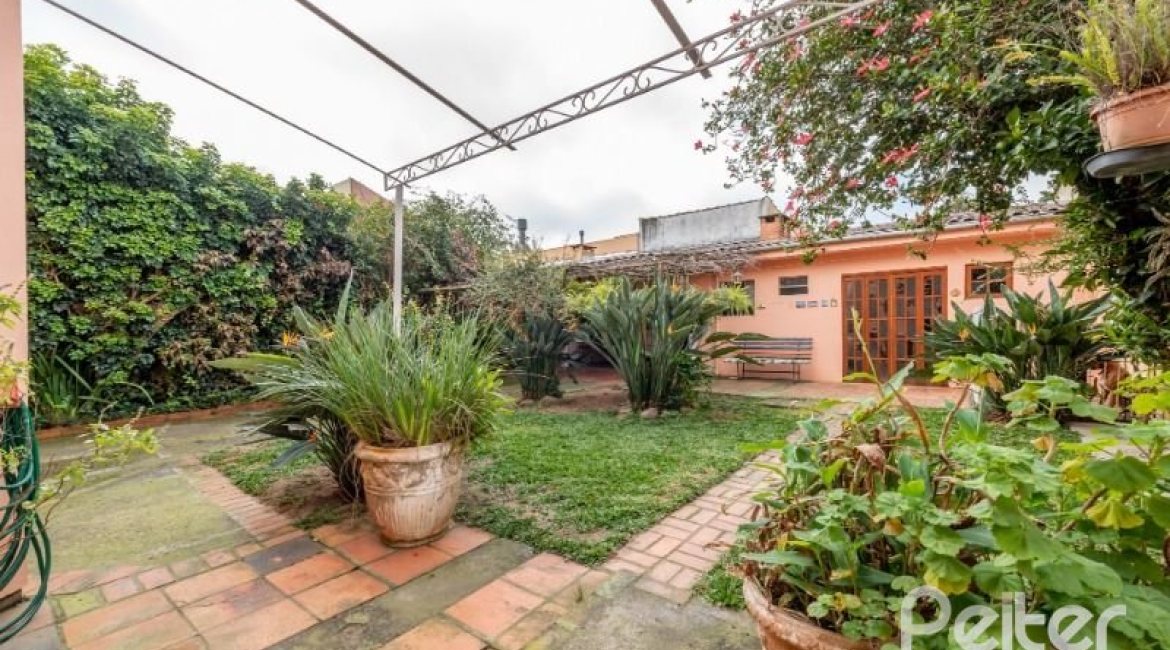 Casa à venda com 240m², 3 dormitórios, 2 suítes, 4 vagas, no bairro Guarujá em Porto Alegre