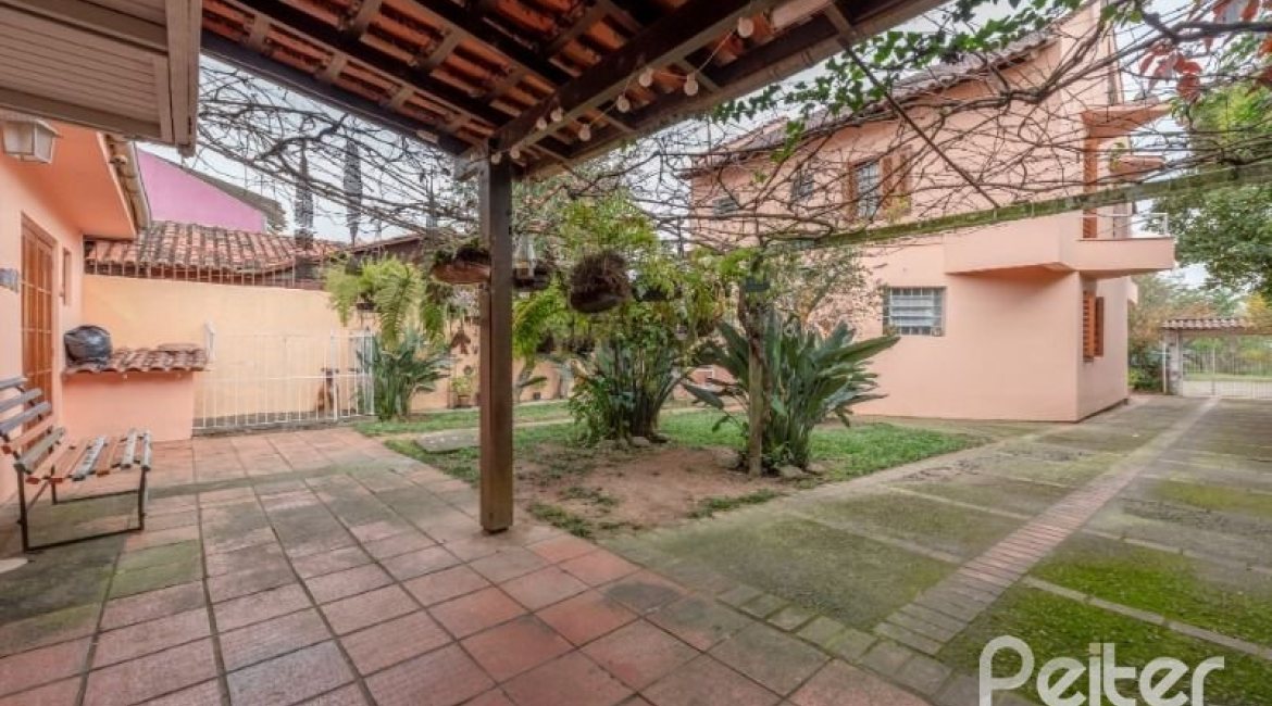Casa à venda com 240m², 3 dormitórios, 2 suítes, 4 vagas, no bairro Guarujá em Porto Alegre