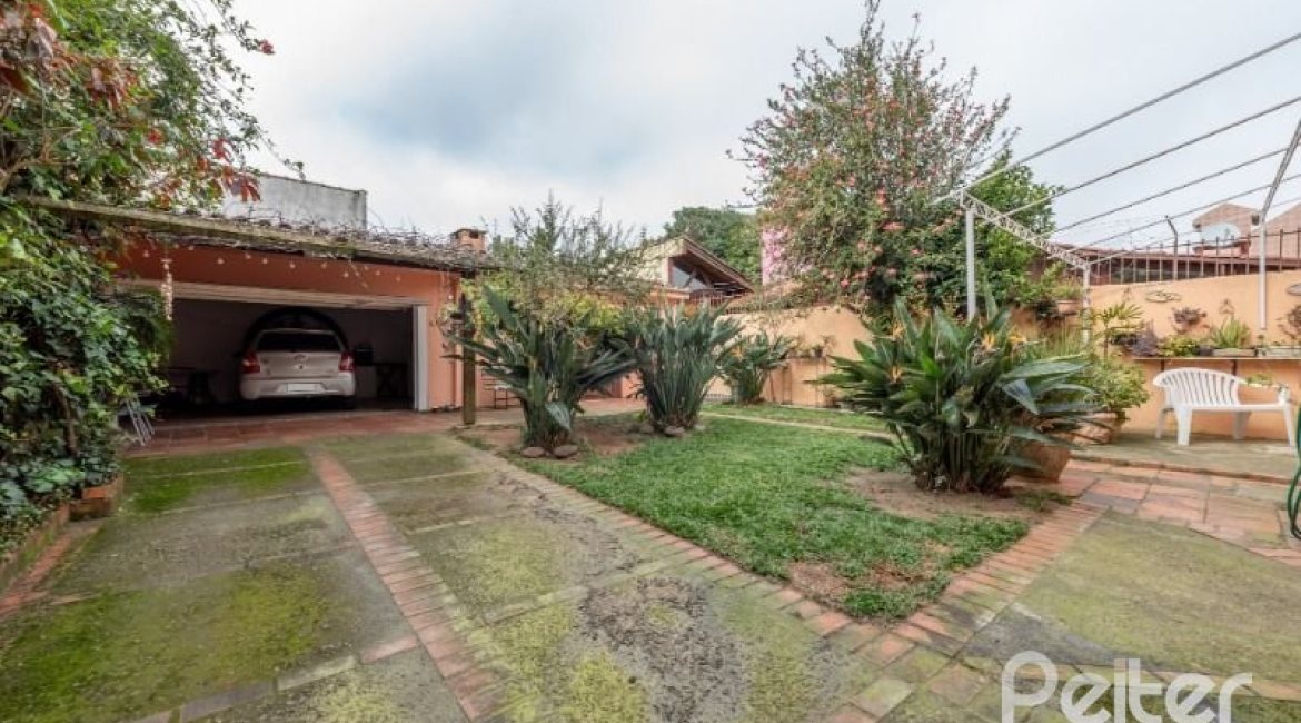 Casa à venda com 240m², 3 dormitórios, 2 suítes, 4 vagas, no bairro Guarujá em Porto Alegre