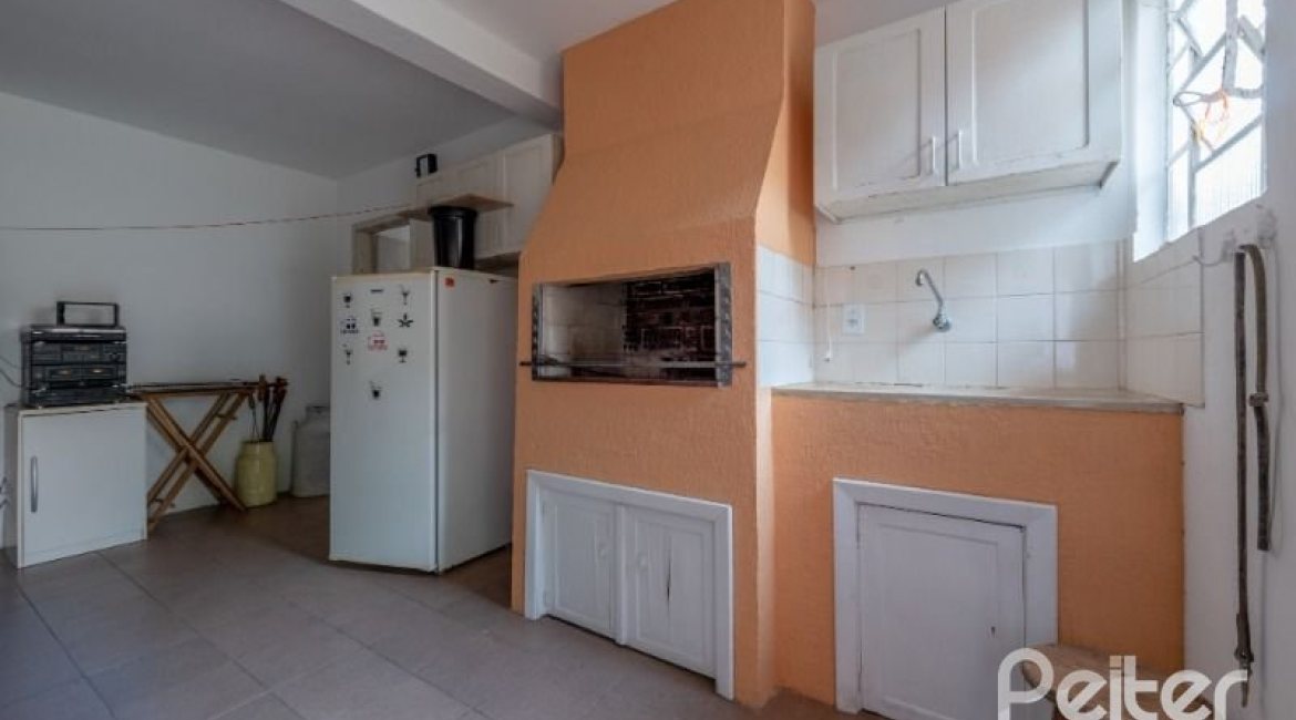 Casa à venda com 240m², 3 dormitórios, 2 suítes, 4 vagas, no bairro Guarujá em Porto Alegre