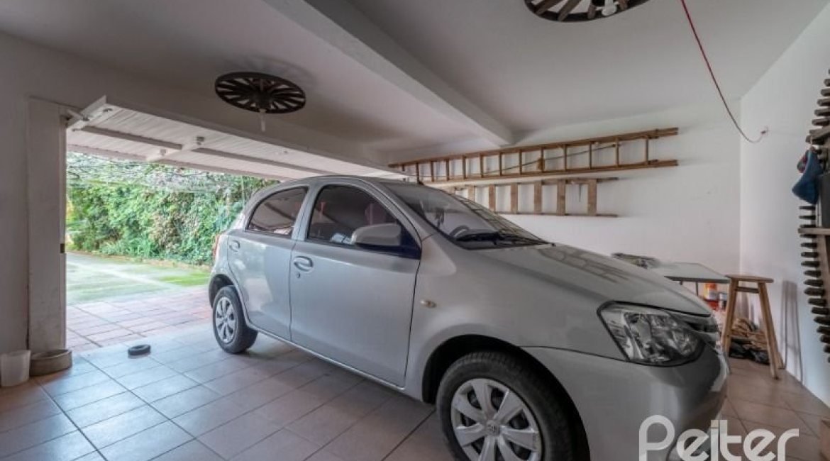Casa à venda com 240m², 3 dormitórios, 2 suítes, 4 vagas, no bairro Guarujá em Porto Alegre