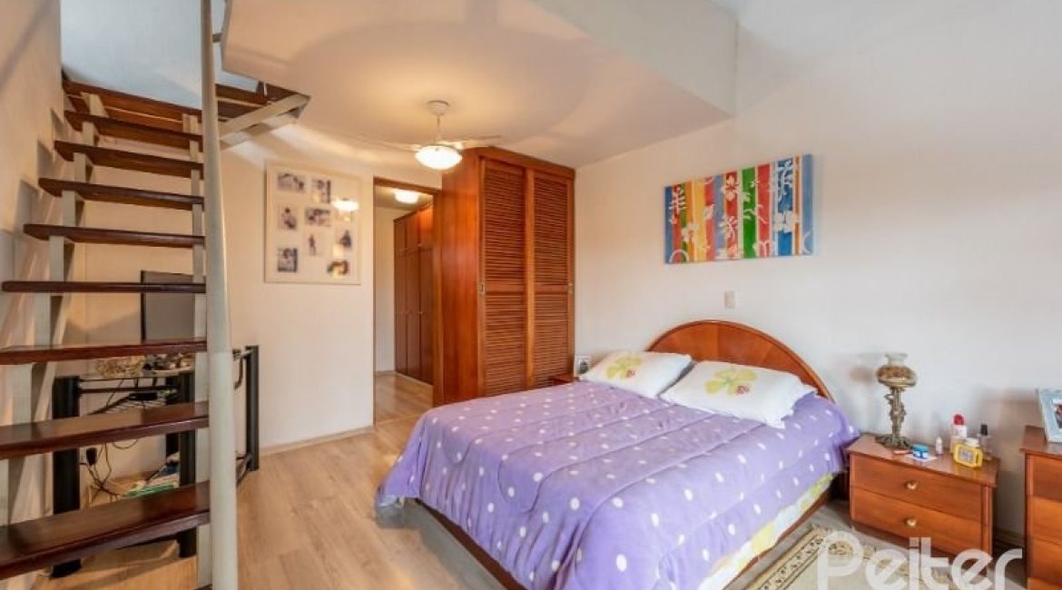 Casa à venda com 240m², 3 dormitórios, 2 suítes, 4 vagas, no bairro Guarujá em Porto Alegre