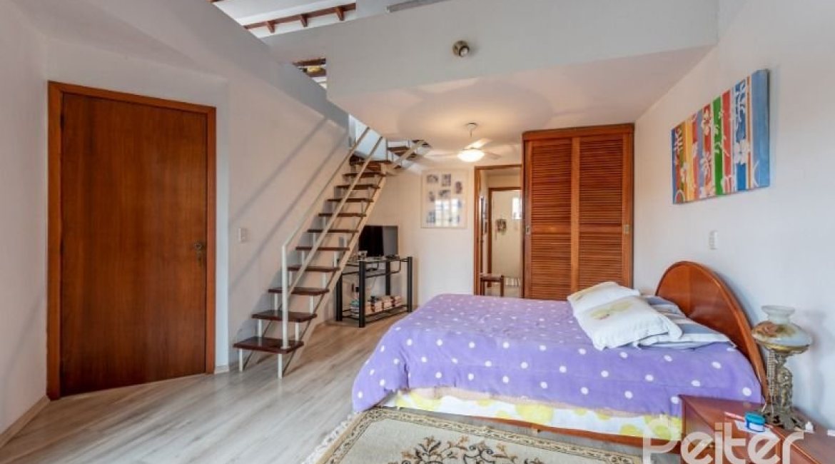 Casa à venda com 240m², 3 dormitórios, 2 suítes, 4 vagas, no bairro Guarujá em Porto Alegre