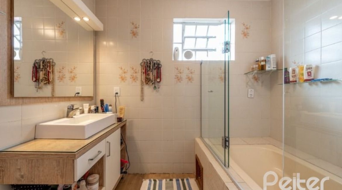 Casa à venda com 240m², 3 dormitórios, 2 suítes, 4 vagas, no bairro Guarujá em Porto Alegre