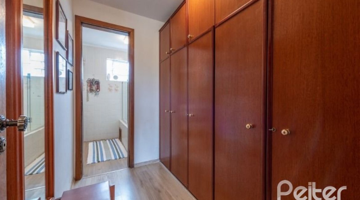 Casa à venda com 240m², 3 dormitórios, 2 suítes, 4 vagas, no bairro Guarujá em Porto Alegre