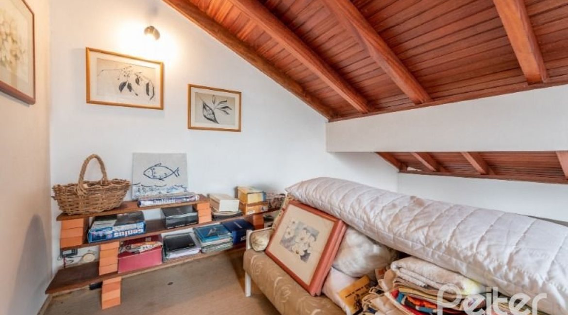 Casa à venda com 240m², 3 dormitórios, 2 suítes, 4 vagas, no bairro Guarujá em Porto Alegre