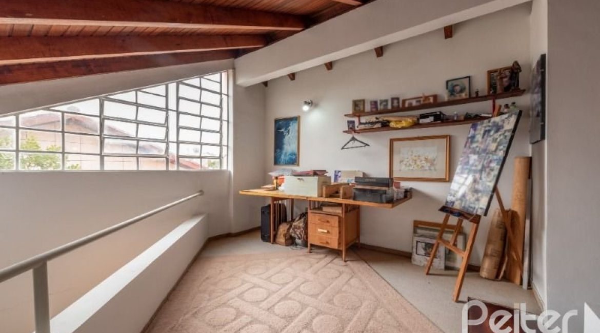 Casa à venda com 240m², 3 dormitórios, 2 suítes, 4 vagas, no bairro Guarujá em Porto Alegre
