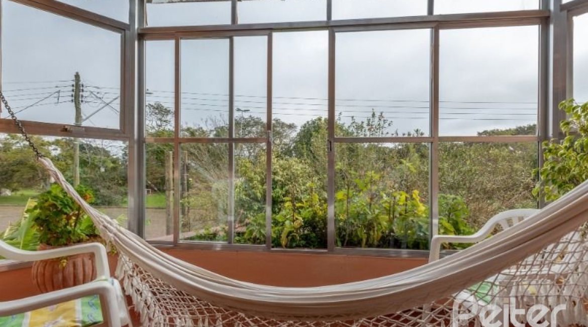 Casa à venda com 240m², 3 dormitórios, 2 suítes, 4 vagas, no bairro Guarujá em Porto Alegre