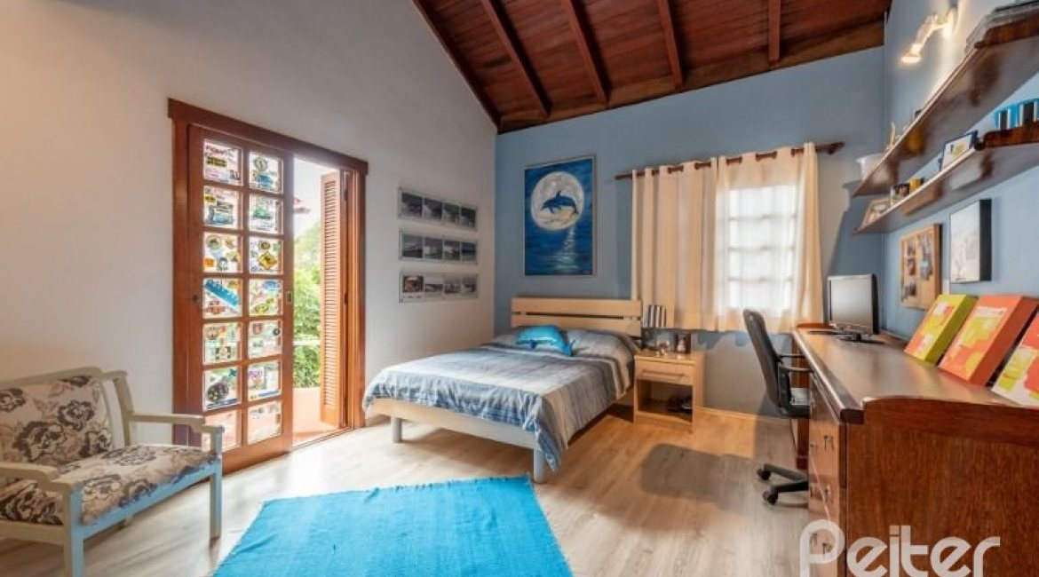 Casa à venda com 240m², 3 dormitórios, 2 suítes, 4 vagas, no bairro Guarujá em Porto Alegre