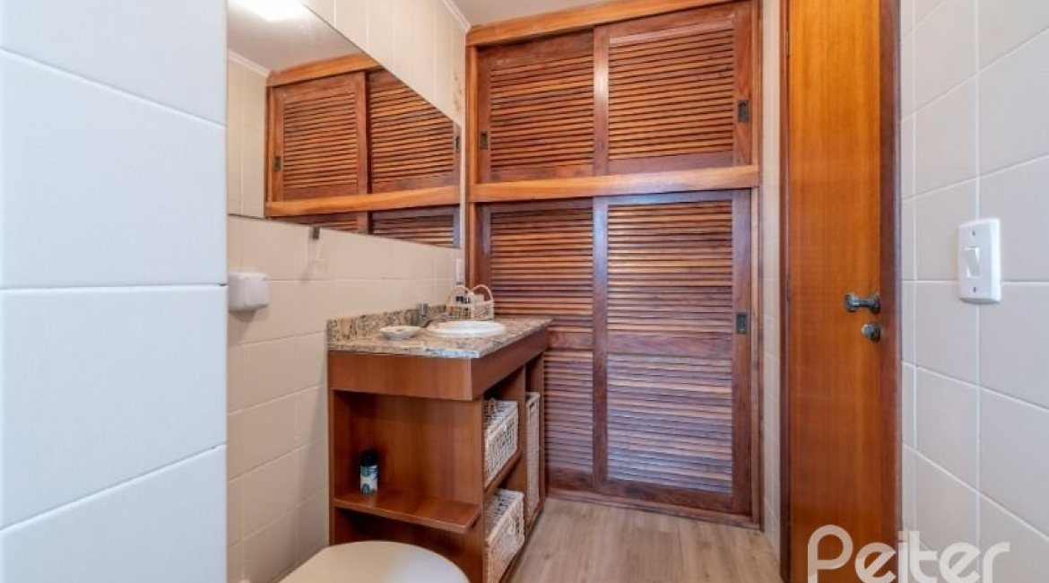 Casa à venda com 240m², 3 dormitórios, 2 suítes, 4 vagas, no bairro Guarujá em Porto Alegre