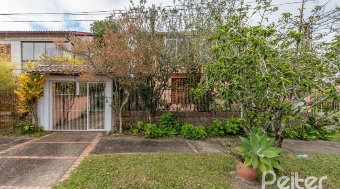 Casa à venda com 240m², 3 dormitórios, 2 suítes, 4 vagas, no bairro Guarujá em Porto Alegre
