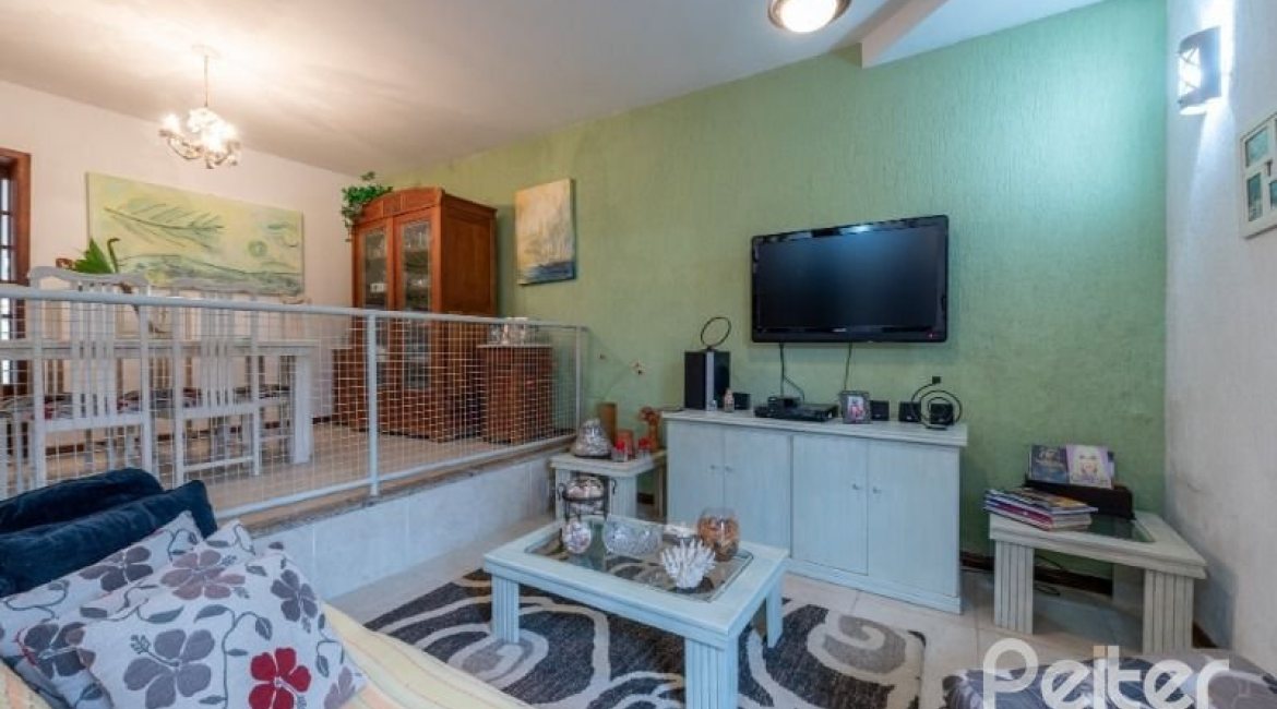 Casa à venda com 240m², 3 dormitórios, 2 suítes, 4 vagas, no bairro Guarujá em Porto Alegre