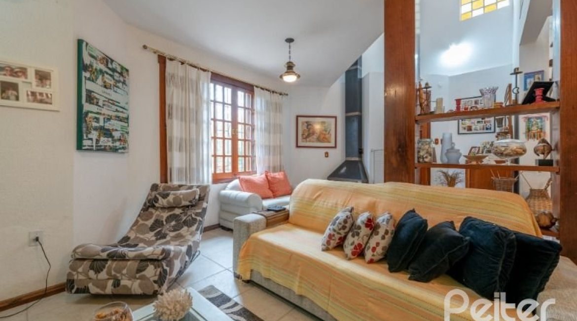 Casa à venda com 240m², 3 dormitórios, 2 suítes, 4 vagas, no bairro Guarujá em Porto Alegre