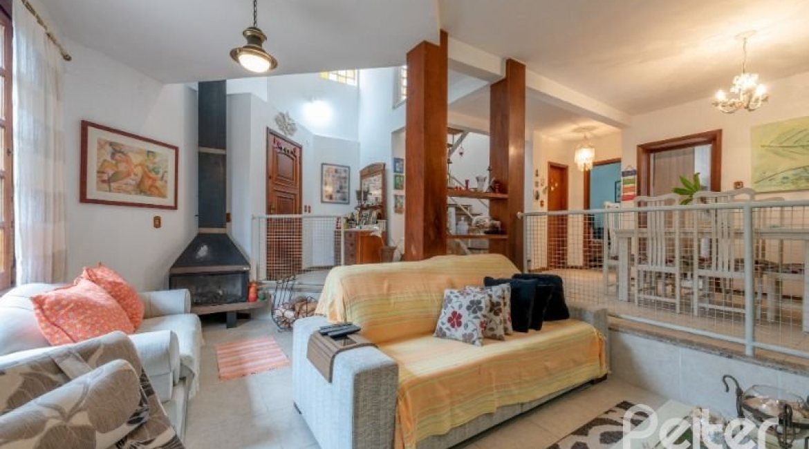 Casa à venda com 240m², 3 dormitórios, 2 suítes, 4 vagas, no bairro Guarujá em Porto Alegre