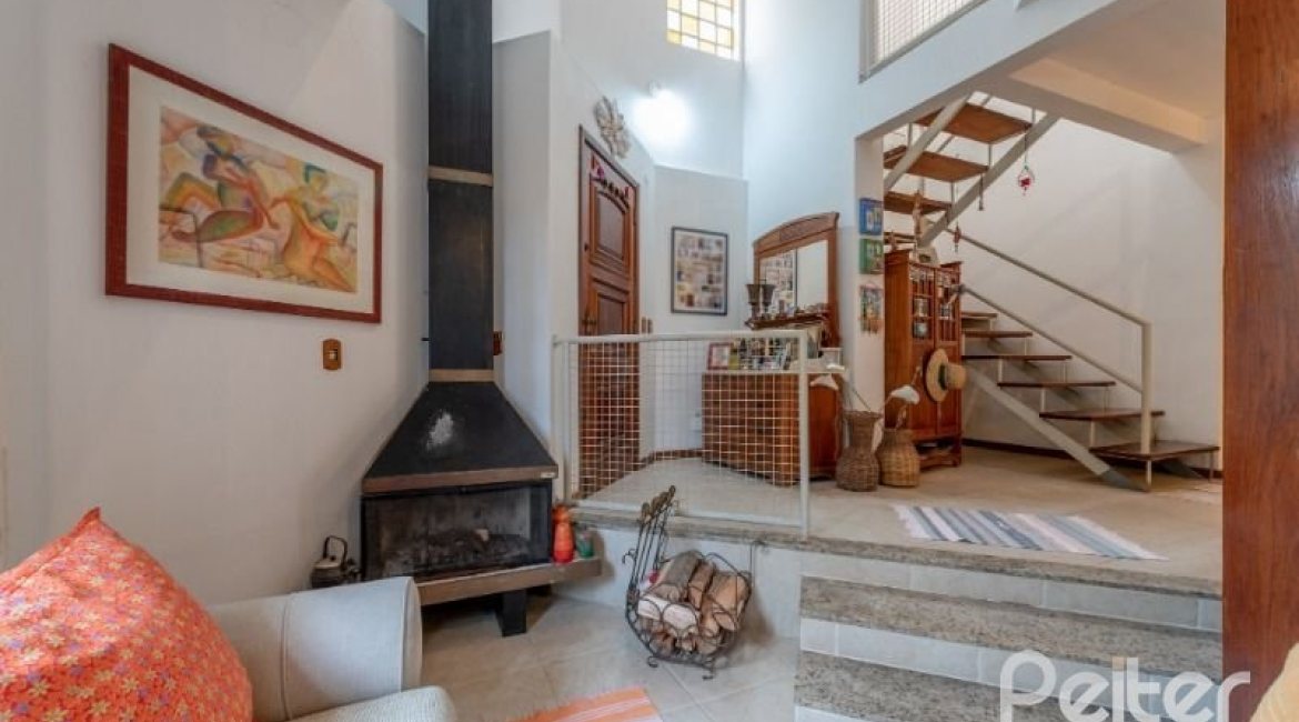 Casa à venda com 240m², 3 dormitórios, 2 suítes, 4 vagas, no bairro Guarujá em Porto Alegre
