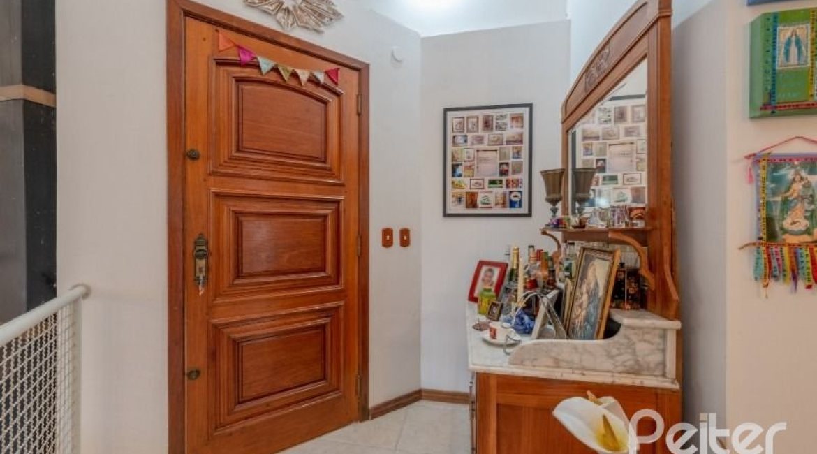 Casa à venda com 240m², 3 dormitórios, 2 suítes, 4 vagas, no bairro Guarujá em Porto Alegre