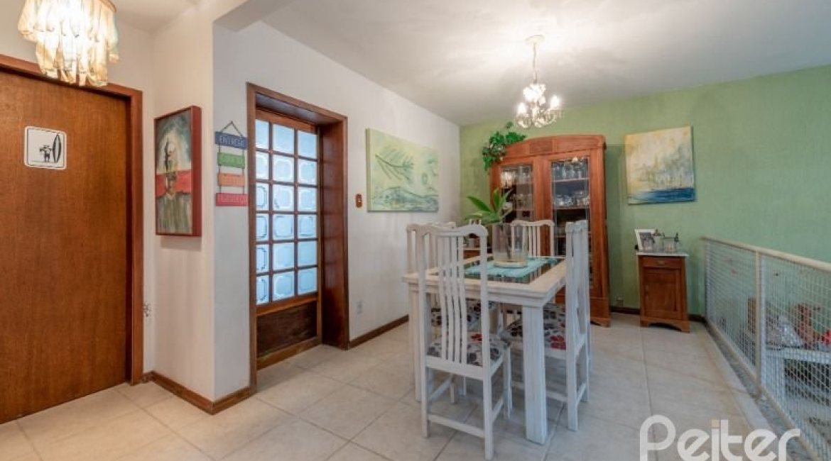 Casa à venda com 240m², 3 dormitórios, 2 suítes, 4 vagas, no bairro Guarujá em Porto Alegre