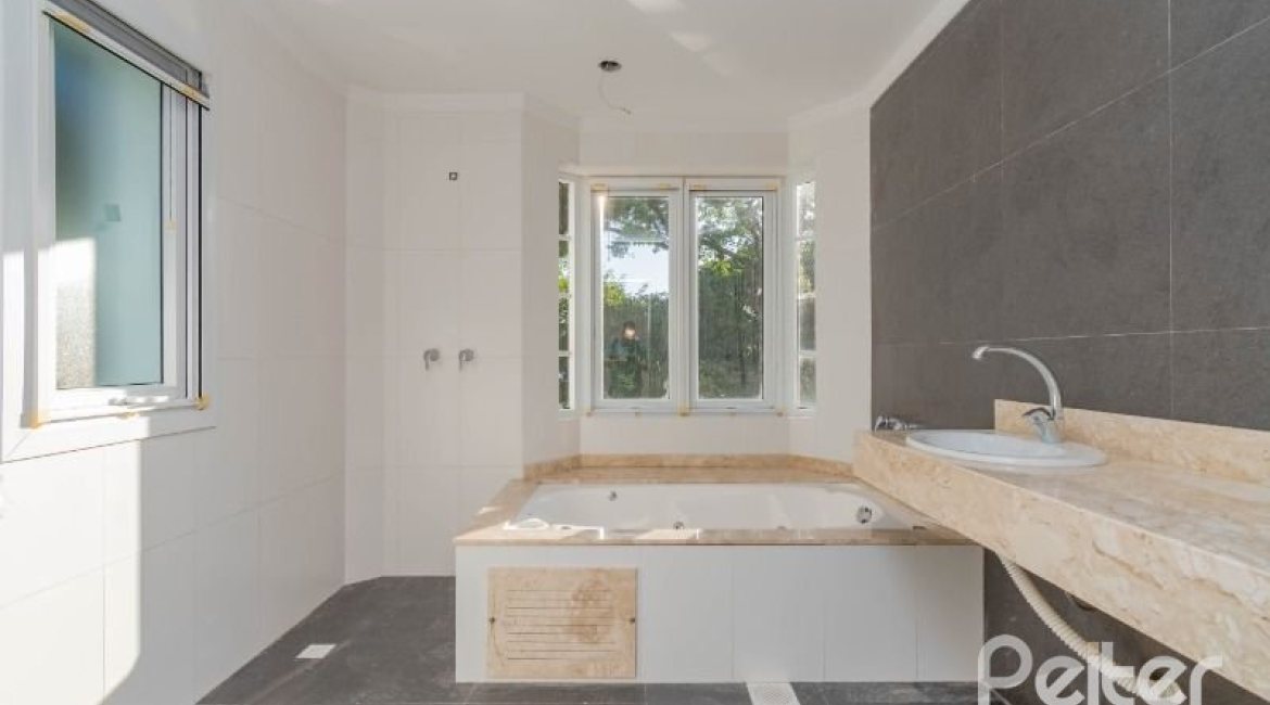 Casa em Condomínio à venda com 343m², 3 dormitórios, 3 suítes, 3 vagas, no bairro Tristeza em Porto Alegre