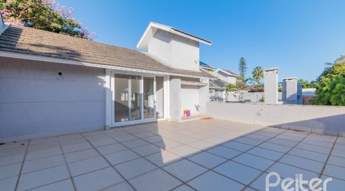 Casa em Condomínio à venda com 343m², 3 dormitórios, 3 suítes, 3 vagas, no bairro Tristeza em Porto Alegre