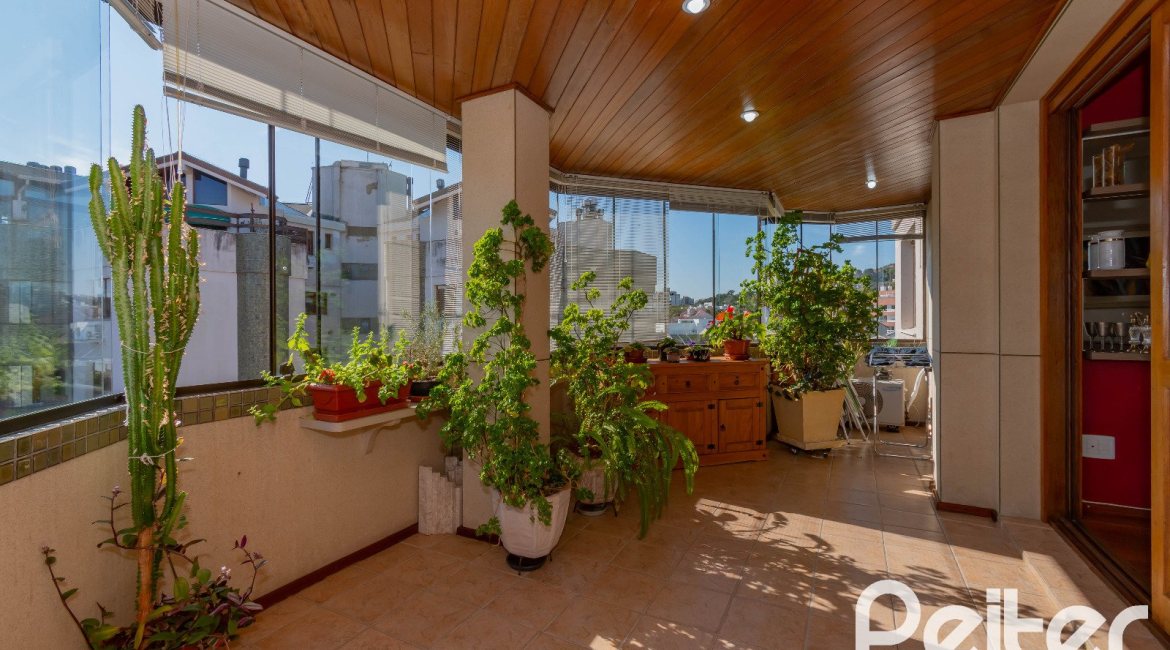 Cobertura à venda com 233m², 3 dormitórios, 1 suíte, 2 vagas, no bairro Tristeza em PORTO ALEGRE
