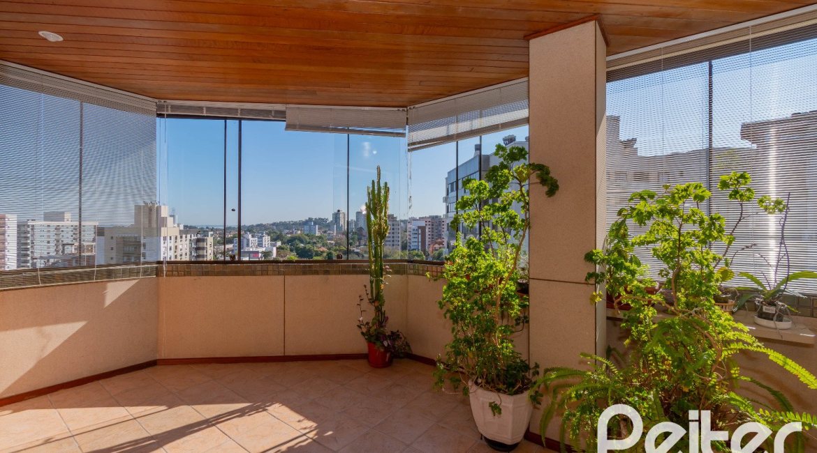 Cobertura à venda com 233m², 3 dormitórios, 1 suíte, 2 vagas, no bairro Tristeza em PORTO ALEGRE