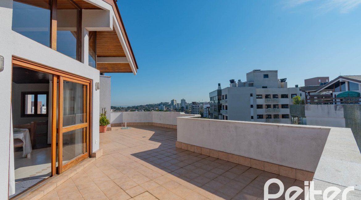 Cobertura à venda com 233m², 3 dormitórios, 1 suíte, 2 vagas, no bairro Tristeza em PORTO ALEGRE